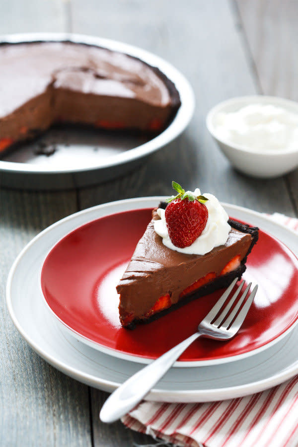 <strong>Get the <a href="http://www.loveandoliveoil.com/2012/04/chocolate-strawberry-oasis-pie.html" target="_blank">Chocolate Covered Strawberry Pie recipe</a> from Love And Olive Oil</strong>