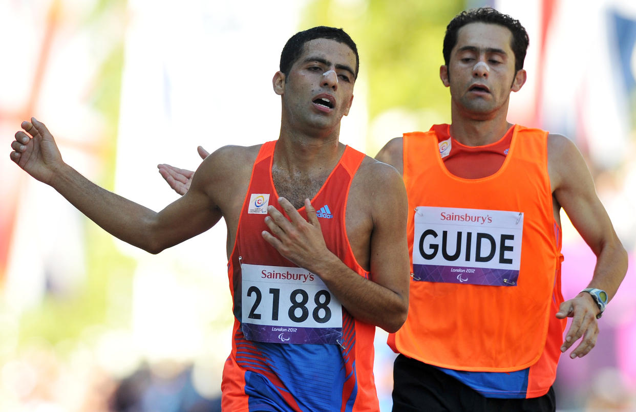 Elkin Alonso Serna Moreno (L) y su guía Germán Naranjo Jaramillo durante los Juegos Paralímpicos de Londres 2012 en los que obtuvo la medalla de plata en la categoría T12 de la maratón. AFP PHOTO/PAUL ELLISPAUL ELLIS/AFP/GettyImages