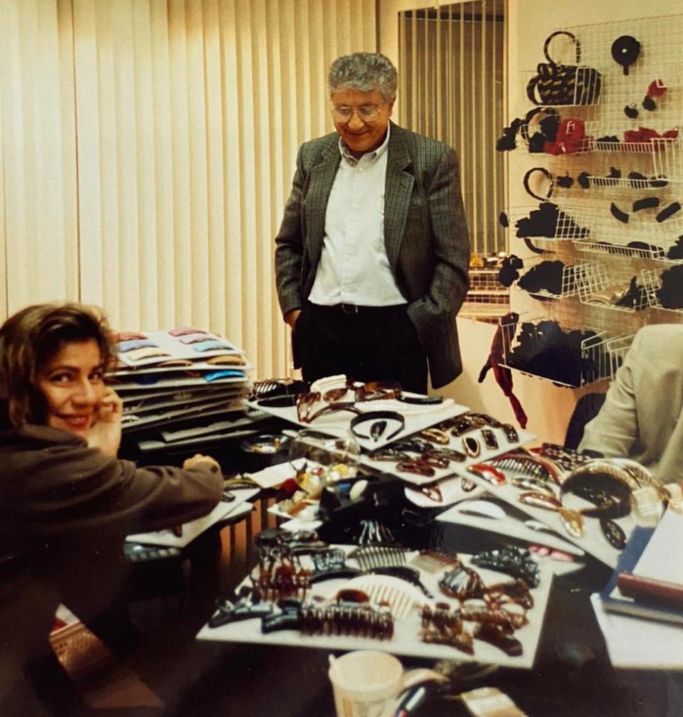 Clientes revisando las pinzas de cabello.