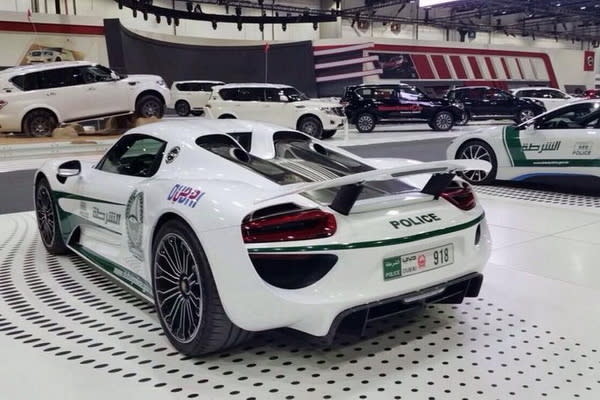 超跑魅力難掩豪奢氣息，PORSCHE 918 Spyder加入杜拜警方車隊陣容