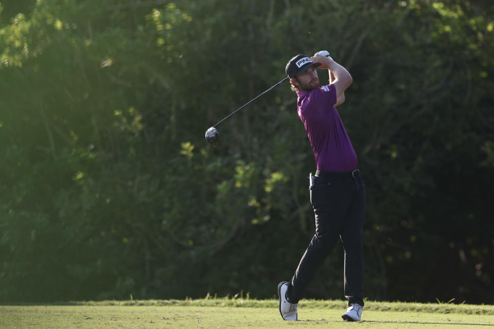 Harrison Endycott de Australia realiza un golpe de salida en el cuarto hoyo durante la segunda ronda del Campeonato Butterfield Bermuda en el campo de golf Port Royal el 10 de noviembre de 2023 en Southampton, Bermuda.  (Foto de Marianna Massey/Getty Images)