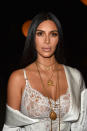 <p>Hablando de tendencias, era casi imposible dejar de mencionar a Kim Kardashian. En el desfile de Givenchy robó miradas con un maquillaje súper luminoso, incluyendo los ojos, que enmarcó a 360 grados con una paleta de cobres y dorados. – Foto: Pascal Le Segretain/Getty Images.</p>