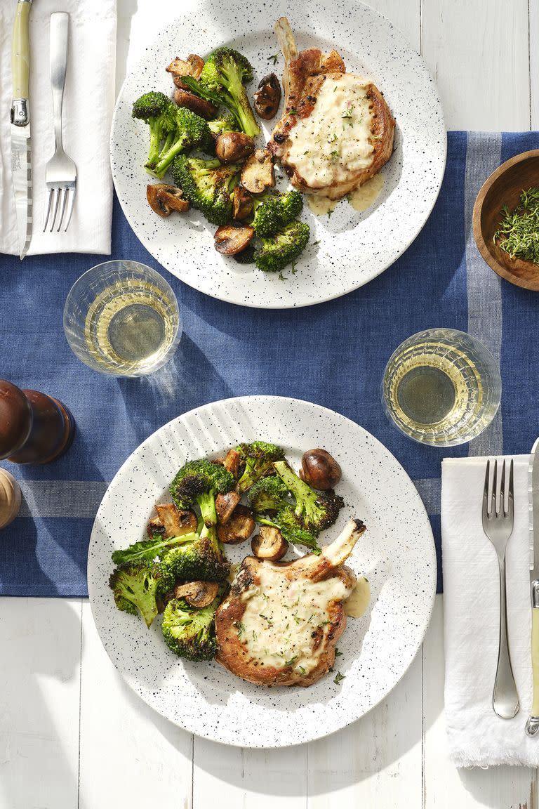 Smothered Pork Chops with Broccoli and Mushroom