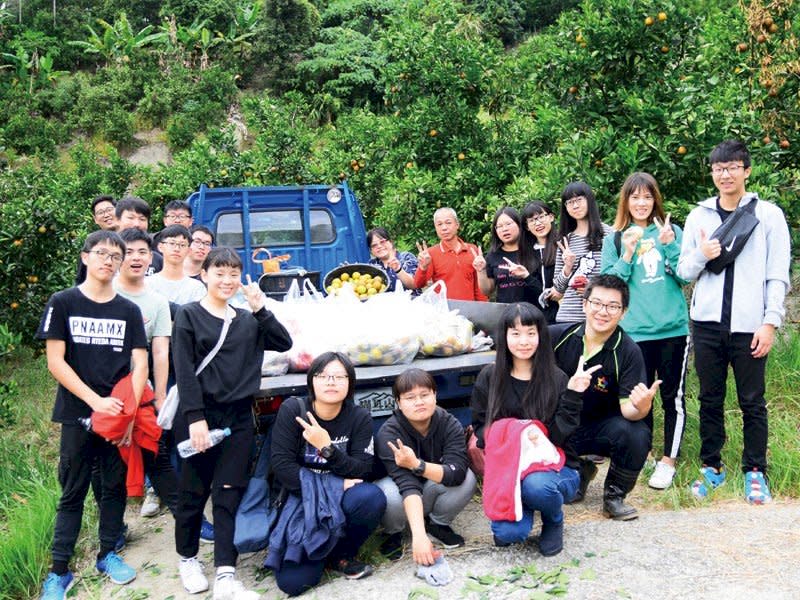 勤益科技大學學生協助果農採水果，再到市場販售，體驗菜市場經濟學。(鄧美貞老師提供)