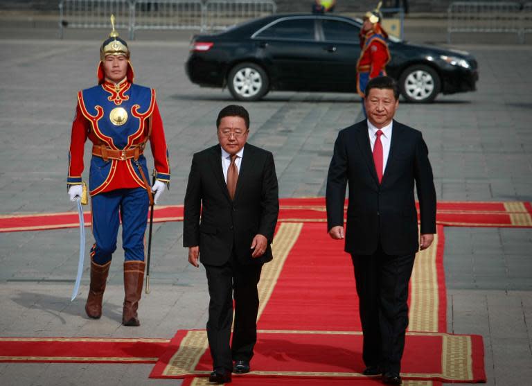 Chinese President Xi Jinping (R) and Mongolian President Tsakhiagiin Elbegdorj at the welcoming ceremony in Ulan Bator during Xi's visit to Mongolia on August 21, 2014