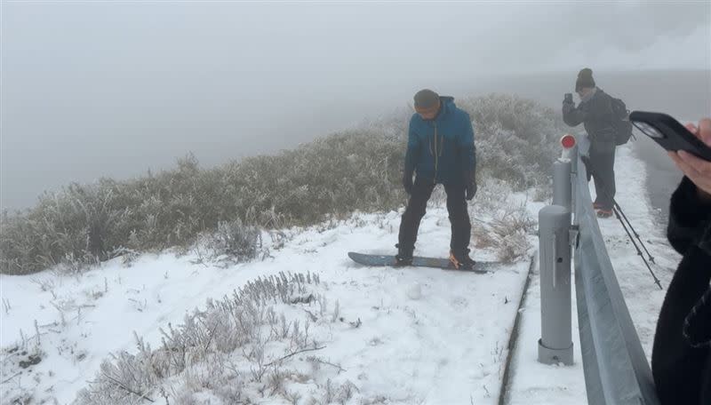 有遊客自備滑雪板上合歡山，跨越護欄衝下邊坡滑雪。(圖／翻攝畫面)