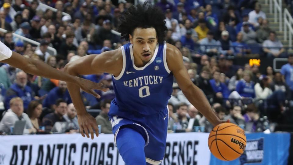 Kentucky s Jacob Toppin drives the ball against Kansas State s Nae Qwan Tomln in the second round of the NCAA Tournament