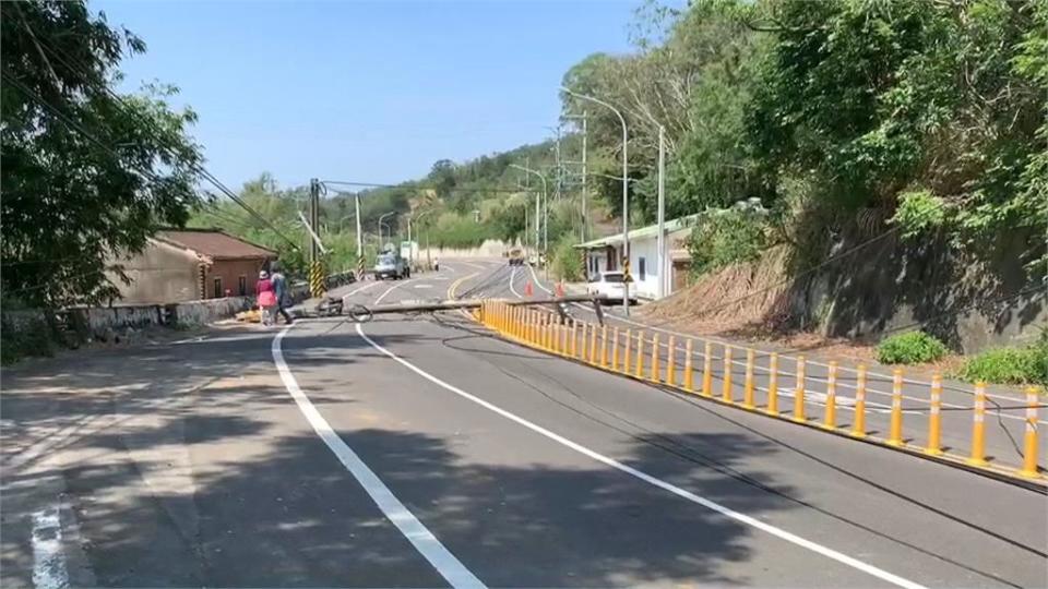 工程車忘收吊臂！　電線桿連根拔起橫躺路中　阻礙雙向交通　幸無人受傷！