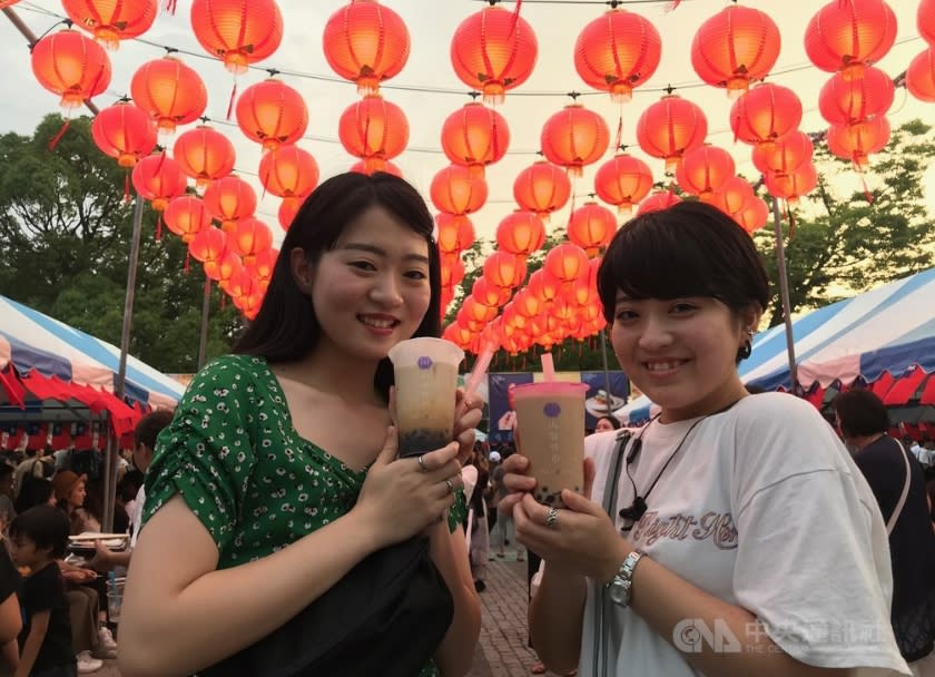 台灣國民飲料珍珠奶茶在日本引爆熱潮。圖為日本女性參加在東京舉行的台灣嘉年華（Taiwan Festa）活動手拿珍奶畫面。(資料照)