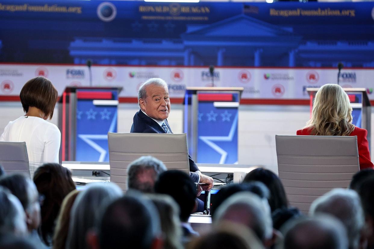 Varney turns his back and speaks with Dana Perino and Ilia Calderón seated with their backs turned on either side of him