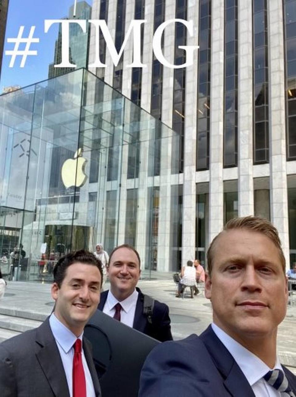 Los inversionistas y patrocinadores de Trump Media y Technology Group  Wes Moss, Andrew Dean Litinsky y William Wilkerson posan para un selfie en Nueva York. Wilkerson ha presentado una denuncia ante la SEC por presuntas infracciones bursátiles en relación con la fusión de Trump Media y Digital World.