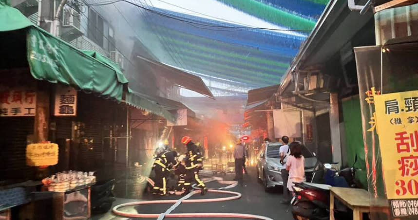 台中第三市場驚傳火災，消防人員趕抵灌救。（圖／翻攝畫面）