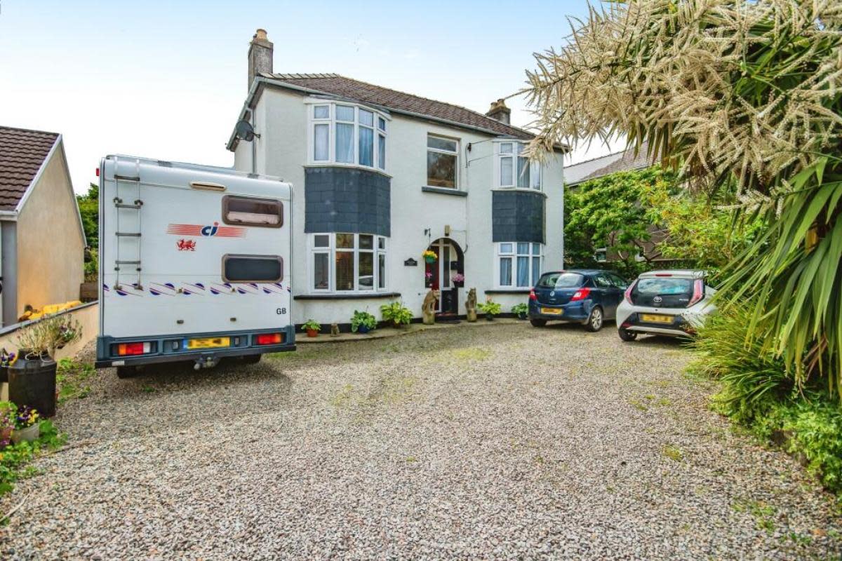 A four-bedroom family home in Hook is on sale for £425,000. <i>(Image: Rightmove)</i>