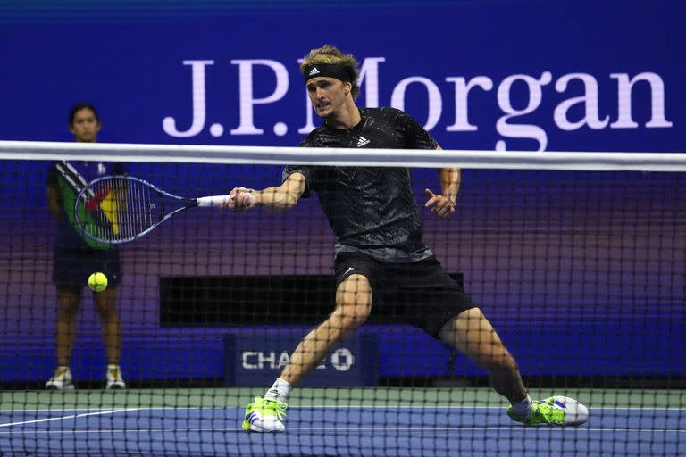 Con esfuerzo, Alexander Zverev trata de devolver una pelota frente al número 1.