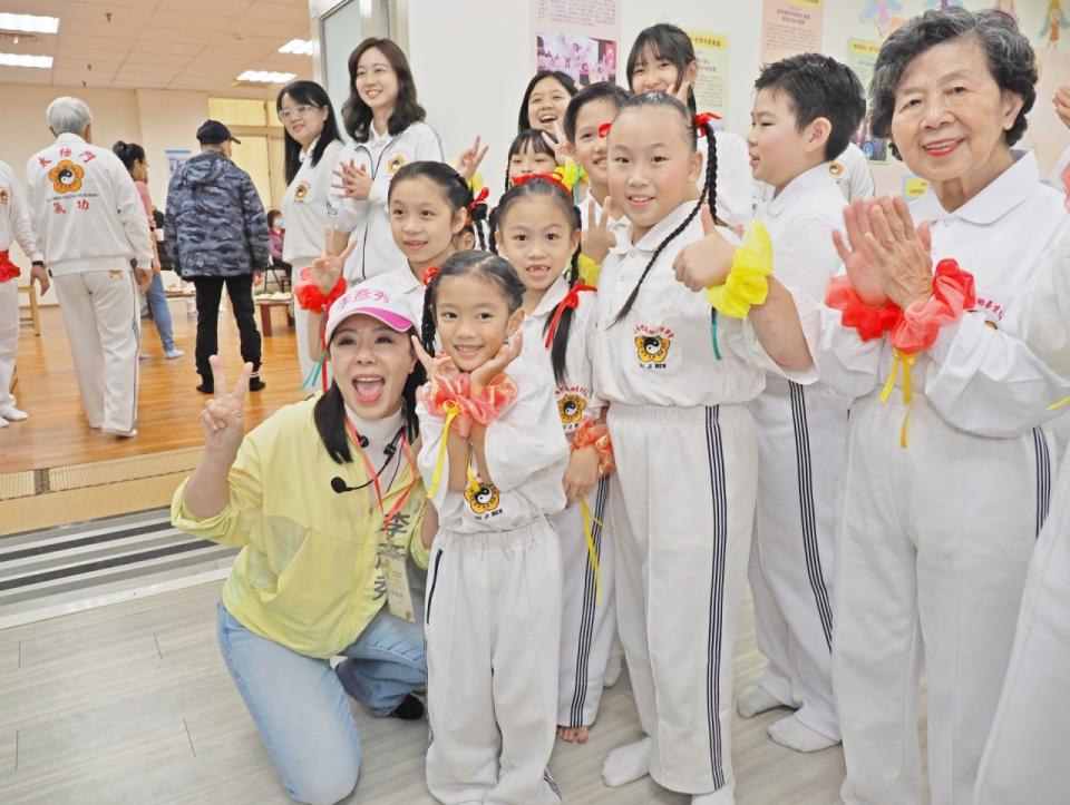 ▲臺北市議員李彥秀出席茶會，感謝太極門多年來將良心運動推動到全世界。並在小師兄姊的真誠擁抱中，感受到滿滿的正向能量、祝福與溫暖。（記者李欣翻攝）