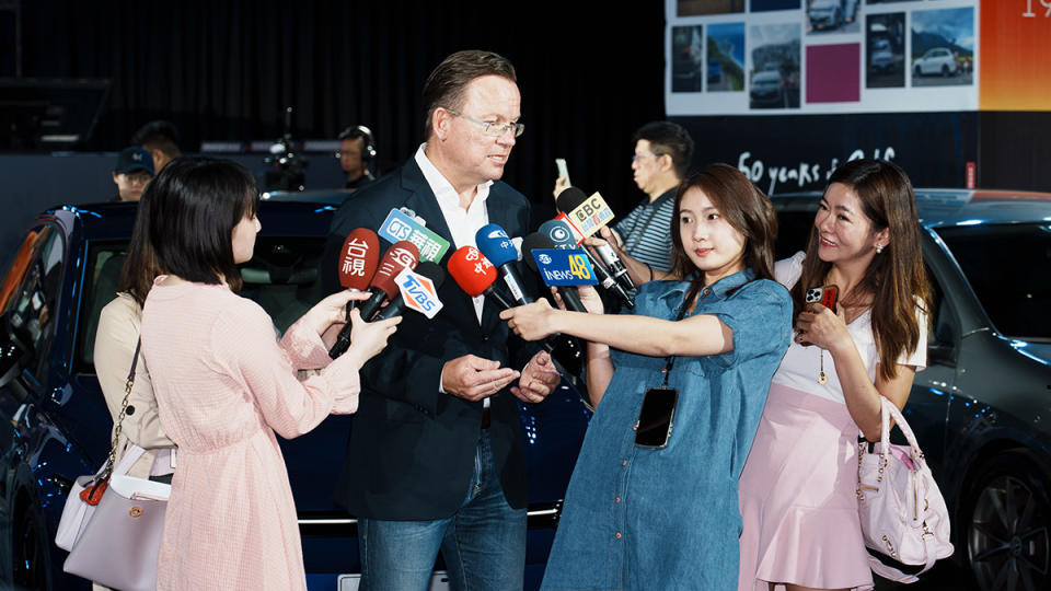 台灣福斯汽車總裁 Steffen Knapp（中，受訪者）。（圖／林昱丞攝影）
