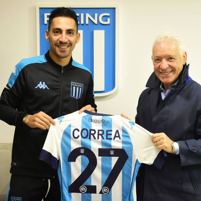 Javier Correa, refuerzo de Racing, con Víctor Blanco, presidente de la Academia