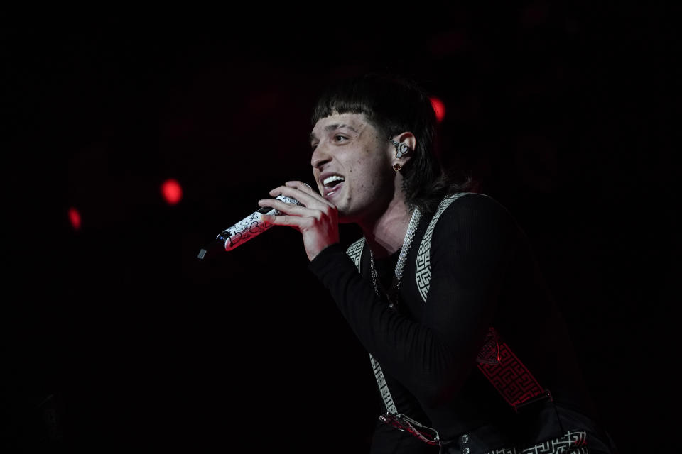 El cantante mexicano Peso Pluma durante su concierto el el Foro Sol de la Ciudad de México el sábado 11 de noviembre de 2023. (Foto AP/Aurea Del Rosario)