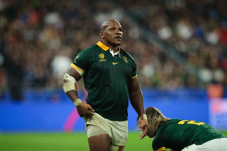 Bongi Mbonambi, el cuestionado hooker sudafricano que podría quedar al margen de la final si se comprueba que incurrió en emplear términos racistas