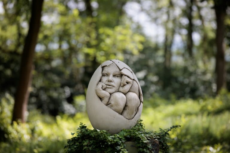 La sculpture "Enfant réticent à sortir de l'œuf" réalisée par l'artiste français Arnaud Kasper, installée dans la "forêt artistique" de Kasper, une galerie d'art en plein air à Epiais-Rhus, le 7 mai 2024 dans le Val d'Oise (JOEL SAGET)