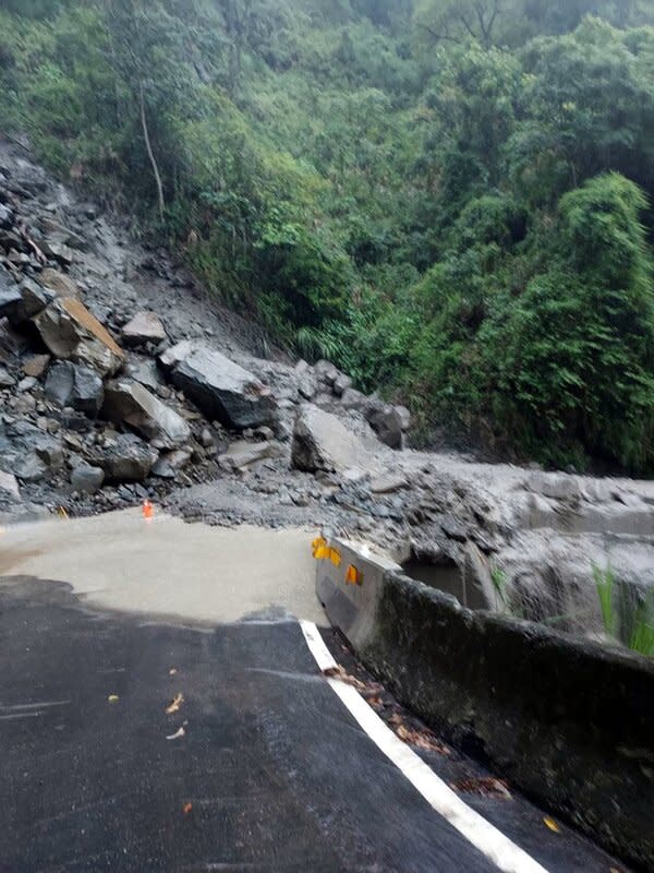 嘉義大華公路邊坡不穩落石  中斷交通 嘉義縣縣道159甲線（大華公路）28公里處13日下午 因午後雷陣雨導致落石泥流崩落路面，道路中斷，縣 府已預警性封路，預計14日搶通後恢復通行。 （嘉義縣政府提供） 中央社記者黃國芳傳真  113年7月13日 