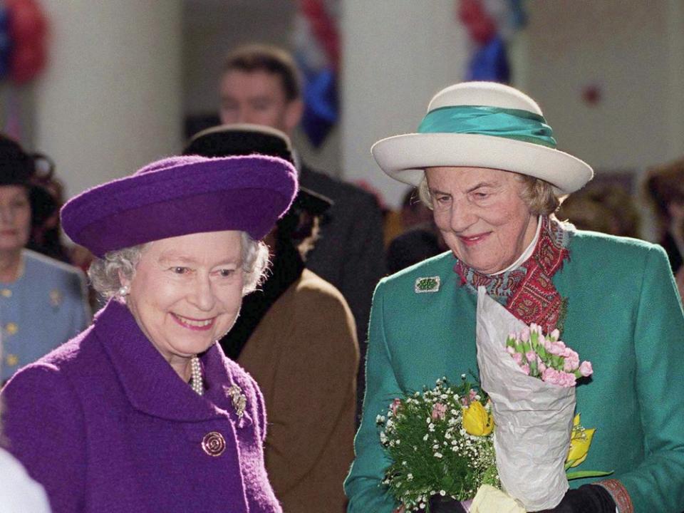 Queen Elizabeth (l.) in den 1990er-Jahren mit der Herzogin von Grafton. (Bild: getty/Tim Graham / Tim Graham Photo Library via Getty Images)