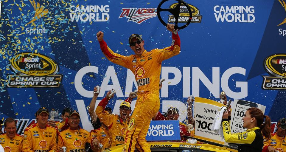 Joey Logano, conductor del Ford Shell Pennzoil número 22, celebra en el carril de la victoria después de ganar durante la NASCAR Sprint Cup Series CampingWorld.com 500 en Talladega Superspeedway el 25 de octubre de 2015 en Talladega, Alabama.