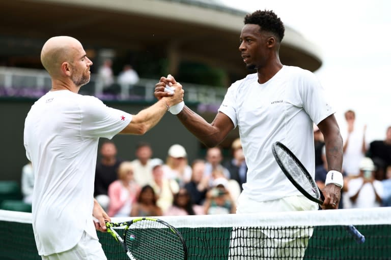 Poignée de mains entre Gaël Monfils, vainqueur, et Adrian Mannarino (à gauche) à l'issue de leur match à Wimbledon, le 1er juillet 2024 (HENRY NICHOLLS)