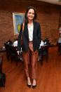 <p>Okay, streng genommen ist Katie Holmes nicht als Schauspielerin unterwegs, sondern als Jury-Mitglied. Deshalb ist ihr Outfit beim Jury-Lunch im “Tribeca Grill Loft” aber nicht weniger cool: Zur lockeren Seidenhose kombiniert Holmes einen legeren Zweireiher und schwarze High Heels. Lässig-Style in Perfektion! </p>