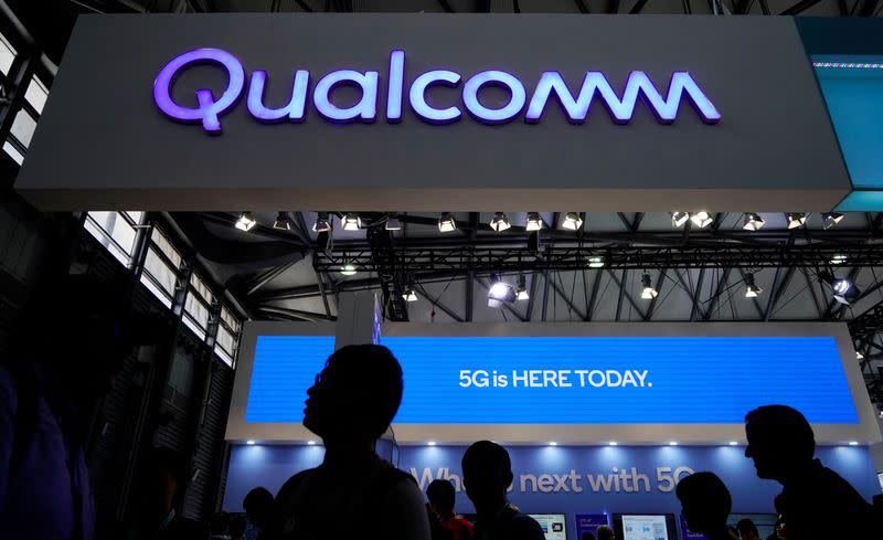 FOTO DE ARCHIVO: Una señal de Qualcomm en el Mobile World Congress (MWC) en Shanghái, China,