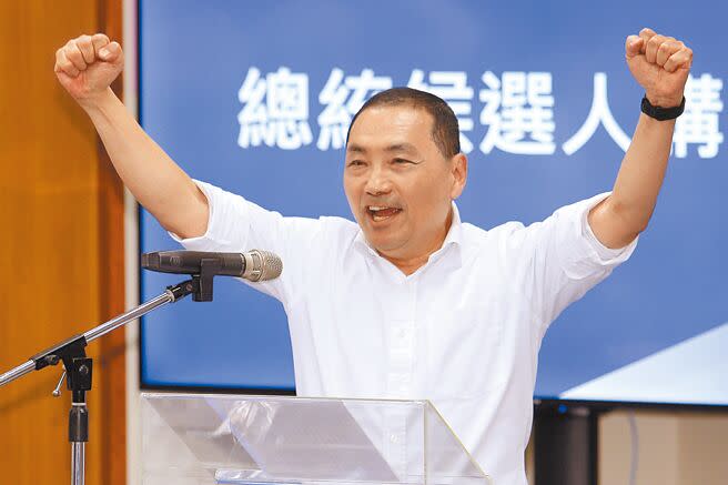 國民黨17日徵召新北市長侯友宜出馬角逐2024總統大位，侯友宜振臂高喊「再次讓政黨輪替」，藍營縣市長均表態支持。（黃世麒攝）