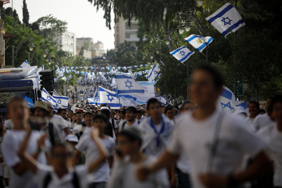 Aufmarsch rechter israelischer Demonstranten am Jerusalem-Tag am Montag (Bild: REUTERS/Nir Elias)