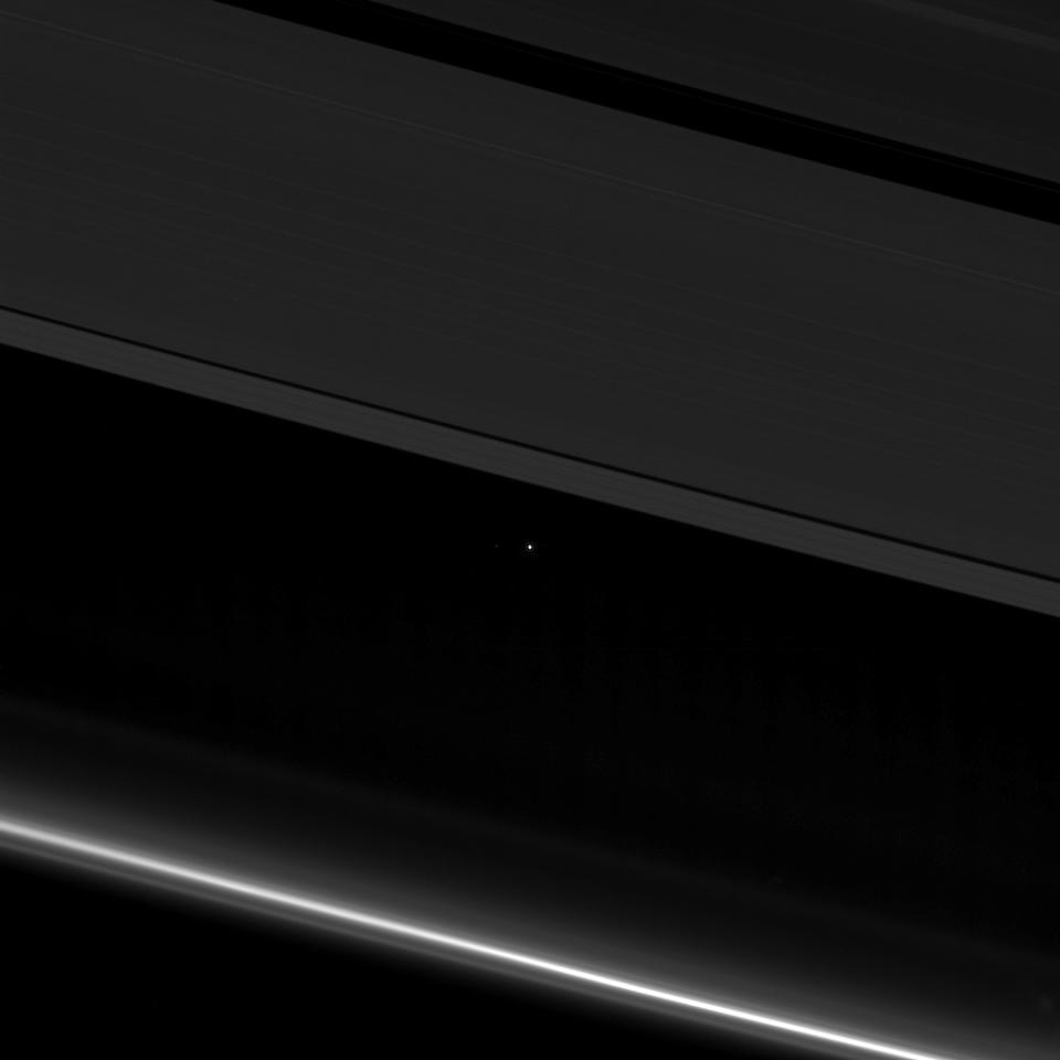 Cosmic Speck: See Earth Through Saturn's Rings in Amazing Cassini Photo