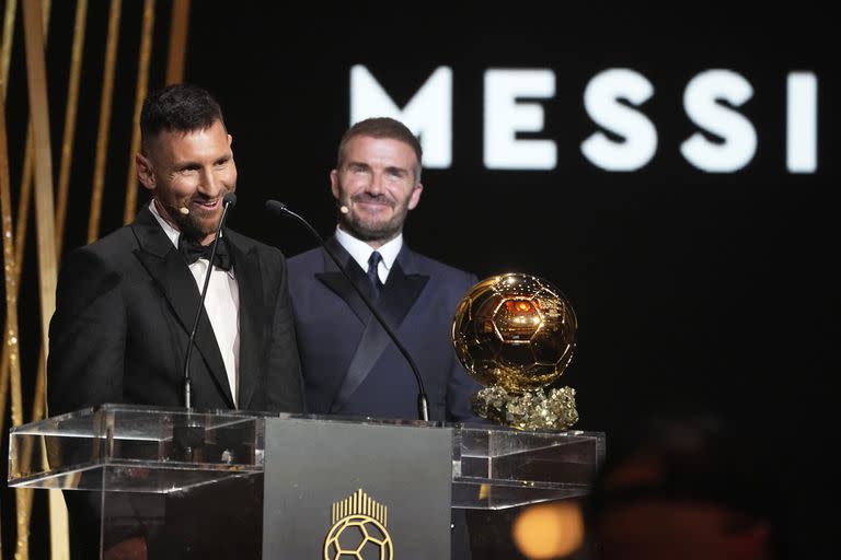 David Beckham sonríe detrás de Lionel Messi, el hombre de la noche