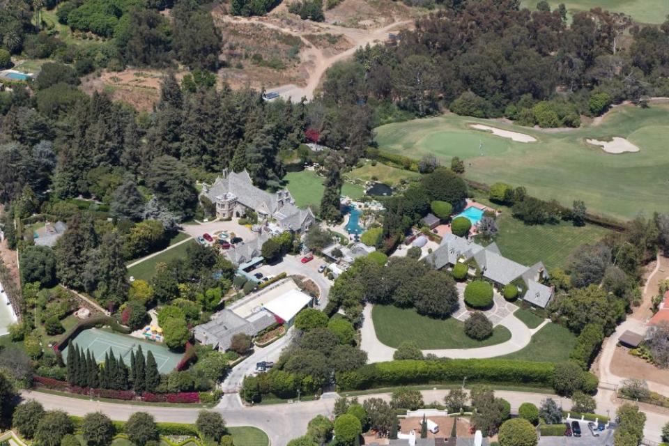 Eine Luftaufnahme von Hugh Hefners Playboy Mansion aus dem Jahr 2012, die an den Golfplatz des LA Country Club grenzt.