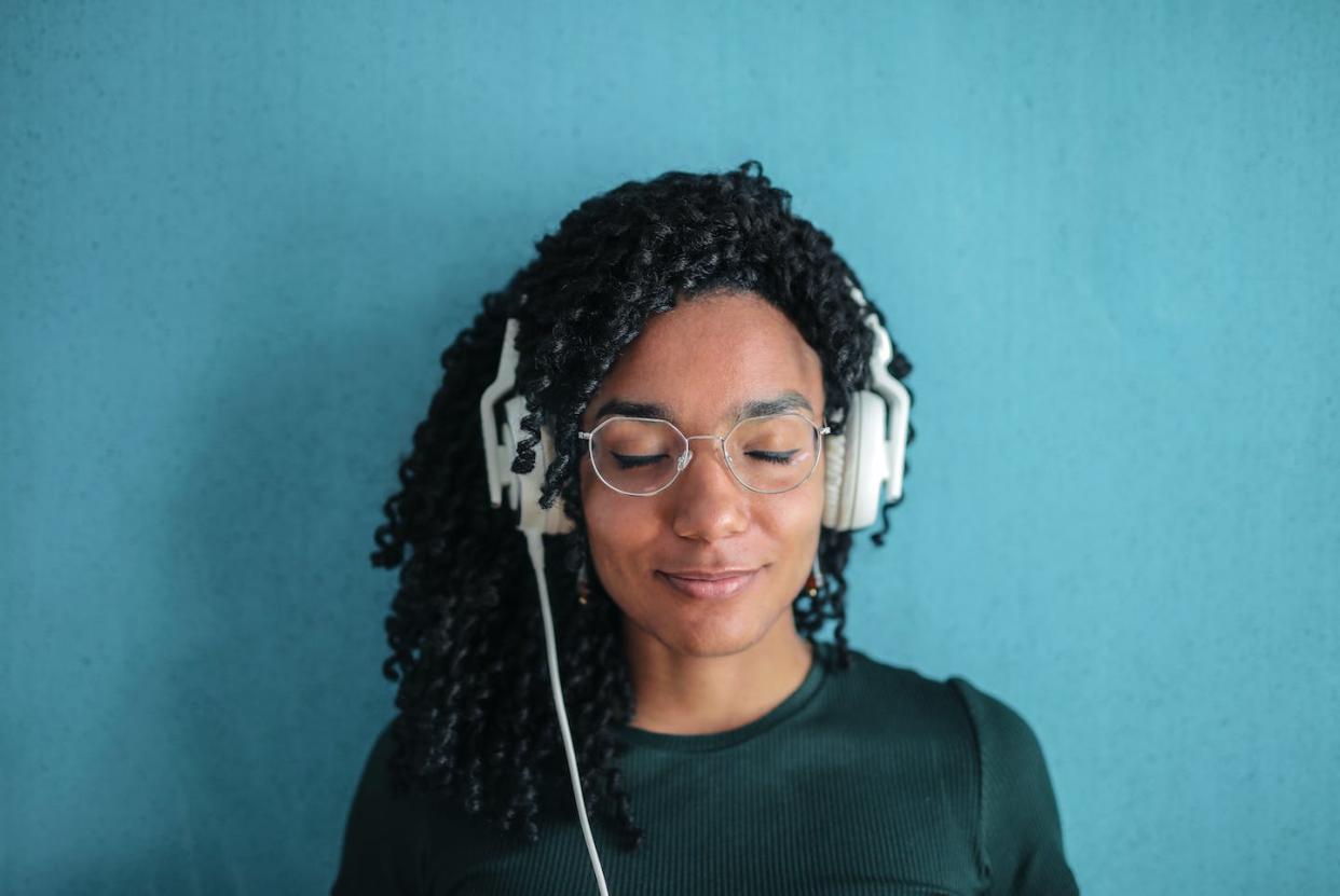 Escuchar ciertas canciones puede evocar recuerdos muy intensos. <a href="https://www.pexels.com/photo/portrait-photo-of-smiling-woman-in-black-top-and-glasses-wearing-white-headphones-3765147/" rel="nofollow noopener" target="_blank" data-ylk="slk:Andrea Piacquadio / Pexels;elm:context_link;itc:0;sec:content-canvas" class="link ">Andrea Piacquadio / Pexels</a>