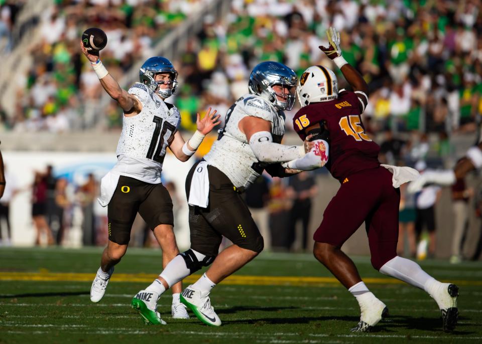 Oregon Ducks quarterback Bo Nix (10) against the Arizona State Sun Devils in the first half at Mountain America Stadium on Nov. 18, 2023, in Tempe, Arizona.