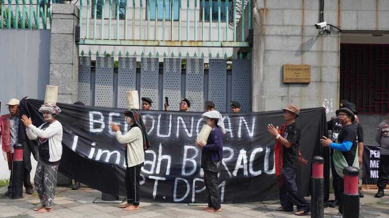 印尼居民演出行動劇抗議 來自北蘇門答臘省代里縣的居民在中國駐印尼大使館 示威前高舉布條，並由居民帶著農作物演出行動劇， 反對中資公司在當地採礦。 （YDPK提供） 中央社記者李宗憲雅加達傳真  113年6月11日 