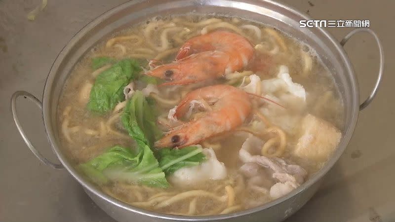 高雄這碗鍋燒意麵配料滿滿只要40元。