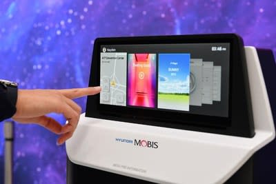 Quick Menu Selection, the world’s first proximity detection display technology developed by Hyundai Mobis. When a user’s hand comes near the screen, frequently-used menus automatically pop up, allowing users to make selections with a single touch.