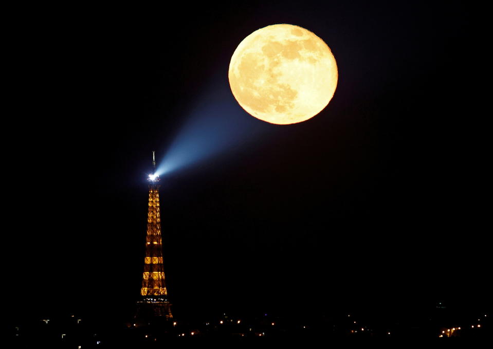 <p>La conocida como superluna rosa asoma tras la Torre Eiffel de París, Francia. (Foto: Christian Hartmann / Reuters).</p> 