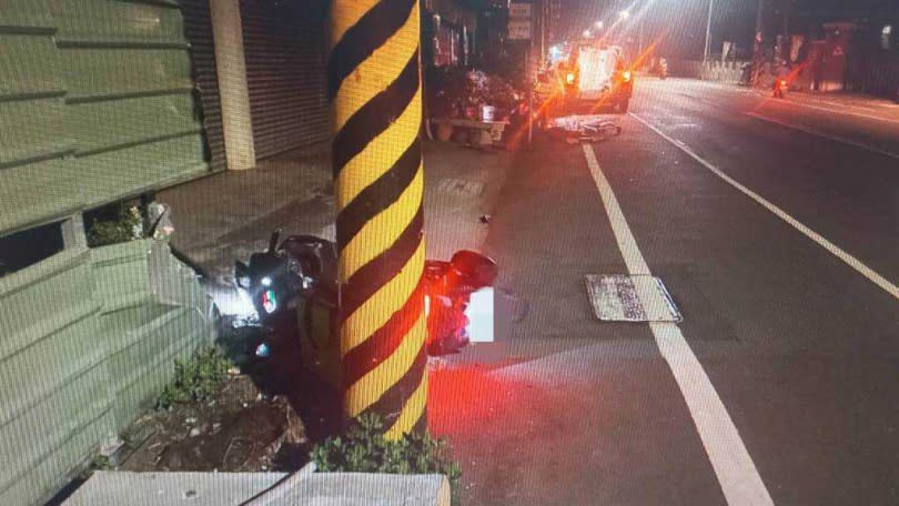 陳男騎車自撞公車站牌，人倒地後機車再往前撞上電線杆才傾倒。（讀者提供／程炳璋台南傳真）