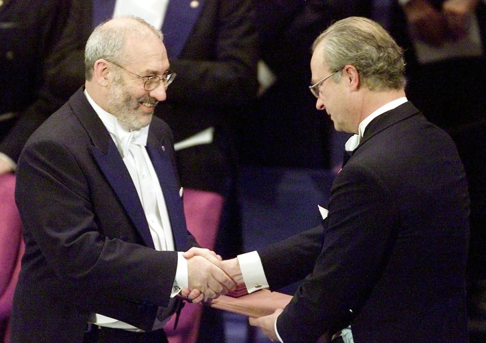 Stiglitz (L) from the US receives the Nobel Prize for Economics from the King of Sweden in 2001 (AFP via Getty Images)