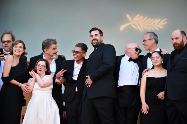 Artus (c) et les acteurs du film "Un p'tit truc en plus" au 77e Festival de Cannes, le 22 mai 2024 (Christophe SIMON)