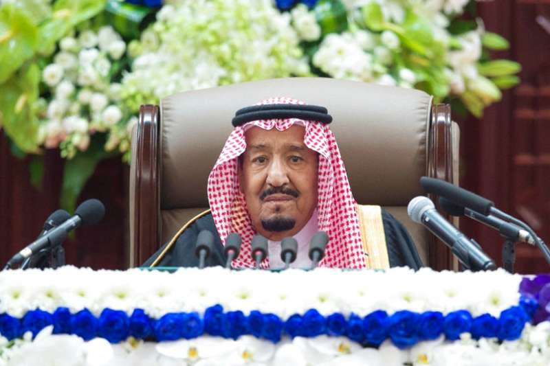 2018年11月19日，沙烏地阿拉伯國王薩勒曼（King Salman，右一）在哈紹吉案後首度發表演說，續挺王儲穆罕默德（Mohammed bin Salman）施政。（AP）