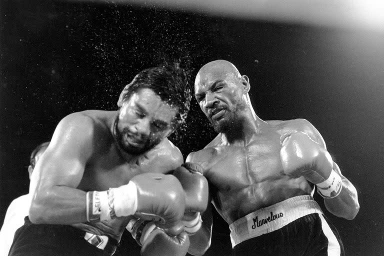 La potencia de Marvin Hagler lastima a Roberto "Mano de Piedra" Durán, en noviembre de 1983, en Las Vegas.