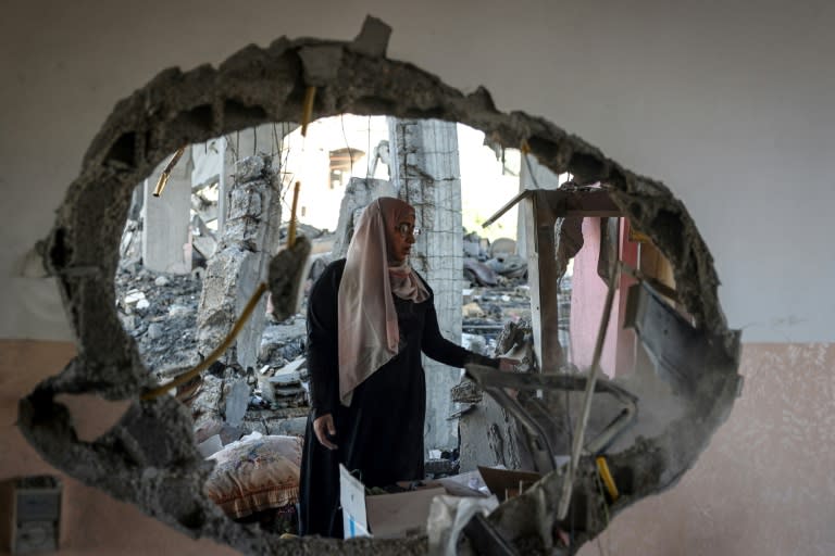 Una mujer observa lo que queda de su casa tras un bombardeo israelí en Rafah, en el sur de la Franja de Gaza, el 20 de abril de 2024 (-)