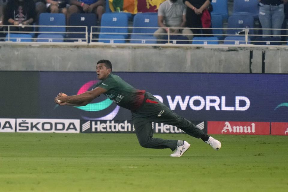 Bangladesh's Taskin Ahmed takes the catch of Sri Lanka's Danushka Gunathilaka during the T20 cricket match of Asia Cup between Bangladesh and Sri Lanka, in Dubai, United Arab Emirates, Thursday, Sept. 1, 2022. (AP Photo/Anjum Naveed)