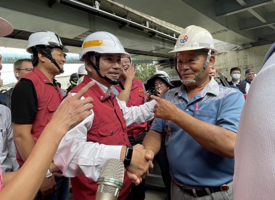 新北市長侯友宜昨日上午視察三鶯大橋改建工程防汛整備作業，在地南靖里里長吳金定（右）感謝市府團隊工程完工後帶給三鶯地區良好的通行環境。（記者吳瀛洲攝）