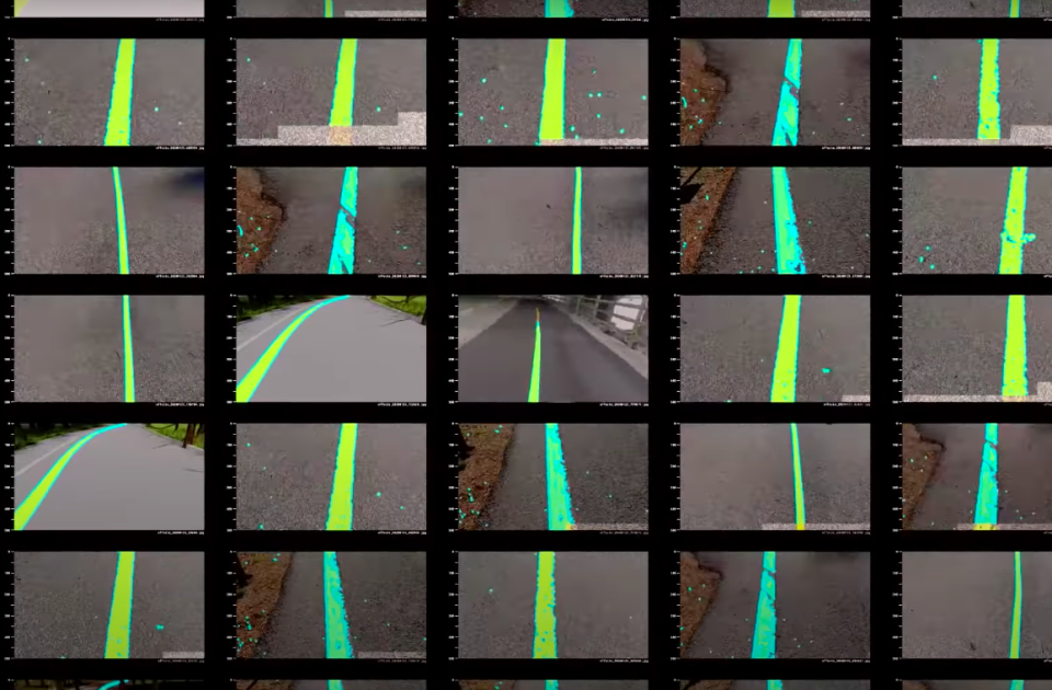 App透過道路的指引線判斷盲人跑者位置，並發出提醒。   圖：翻攝自Google Youtube